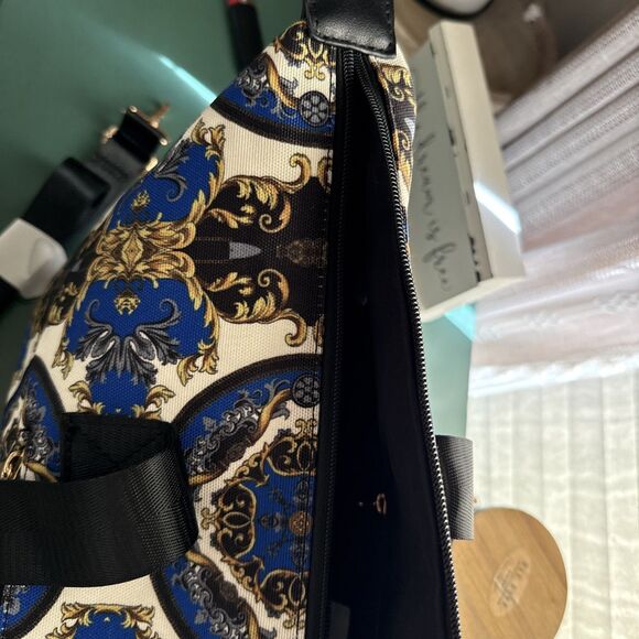 Alice+Olivia DuffleBag Regal Romance Travel Detachable Strap Pockets 16x6x11 NWT - Picture 5 of 16